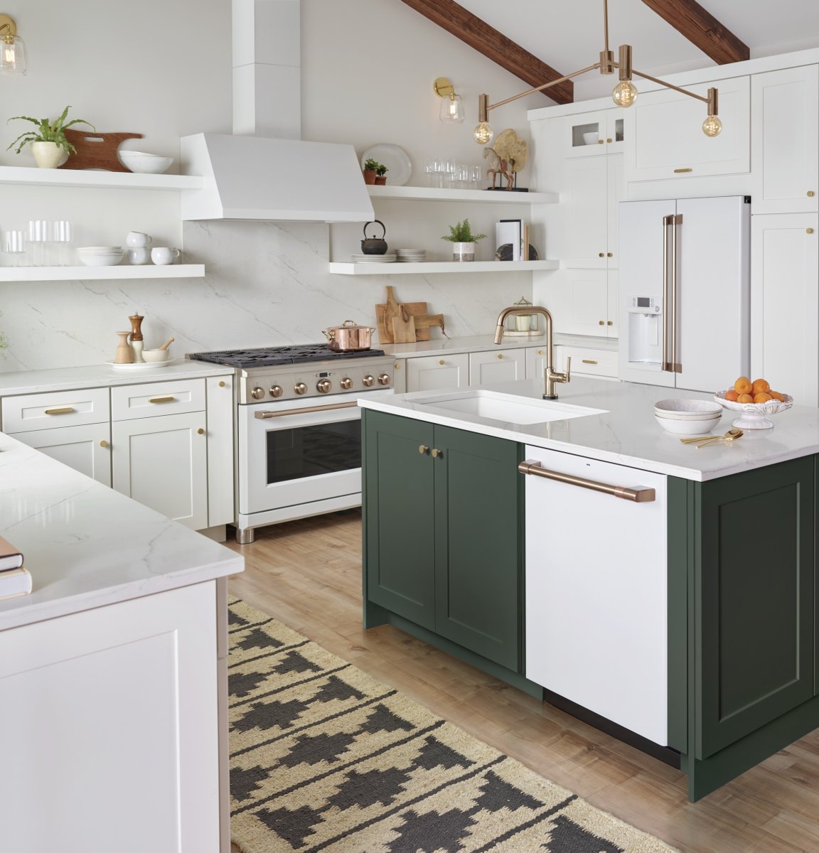 Un lave-vaisselle et une cuisinière blanc mat s'harmonisent avec une cuisine blanche et vert forêt.