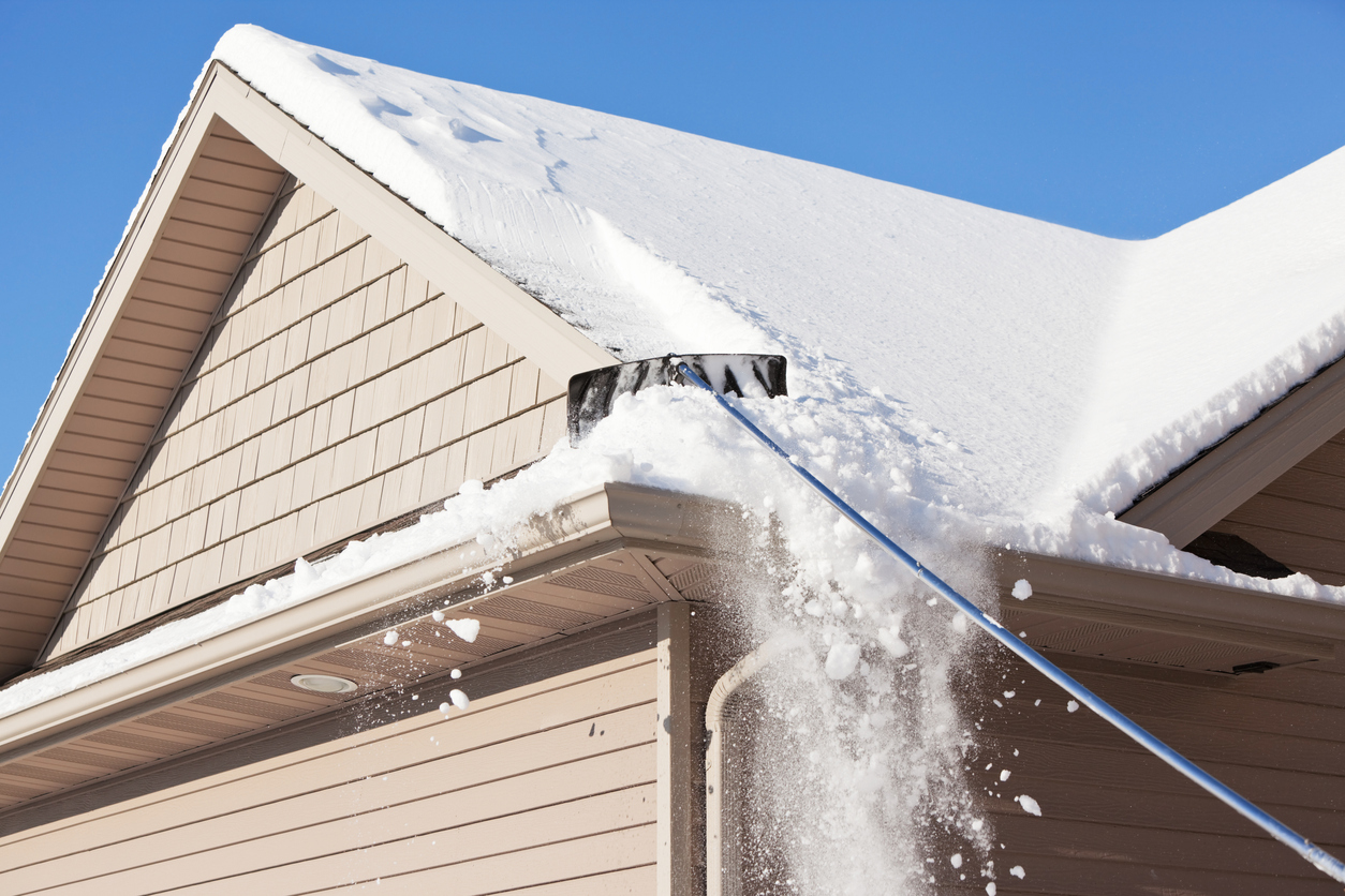 iStock-475197095 Réserves d'eau de neige hivernales raclant la neige des gouttières.jpg