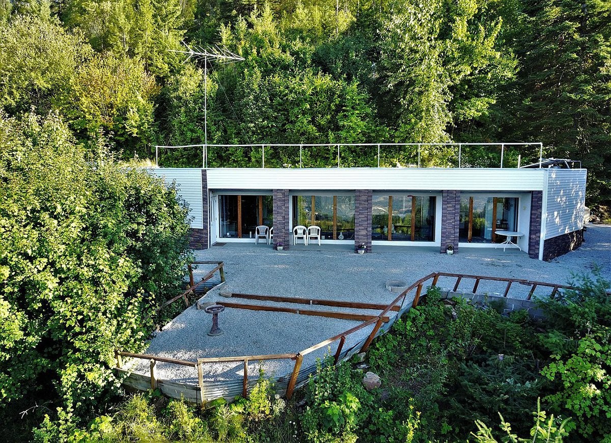 15 Off-the-Grid Homes for Sale Right Now