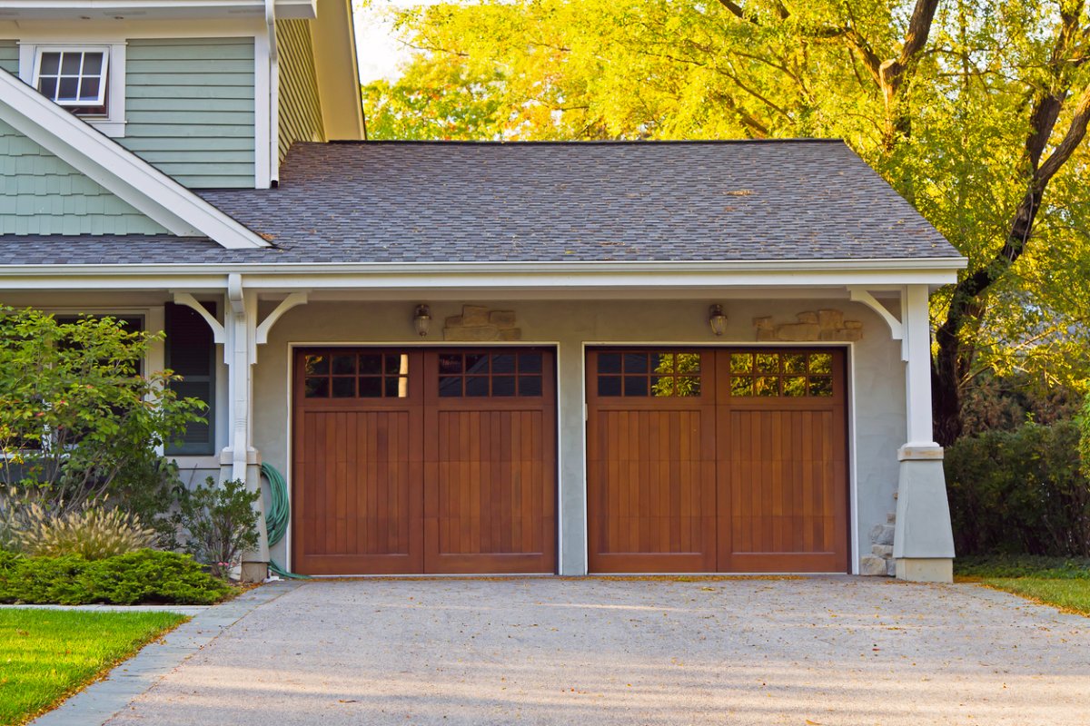 Gros plan d'un garage pour deux voitures avec des portes en bois. 