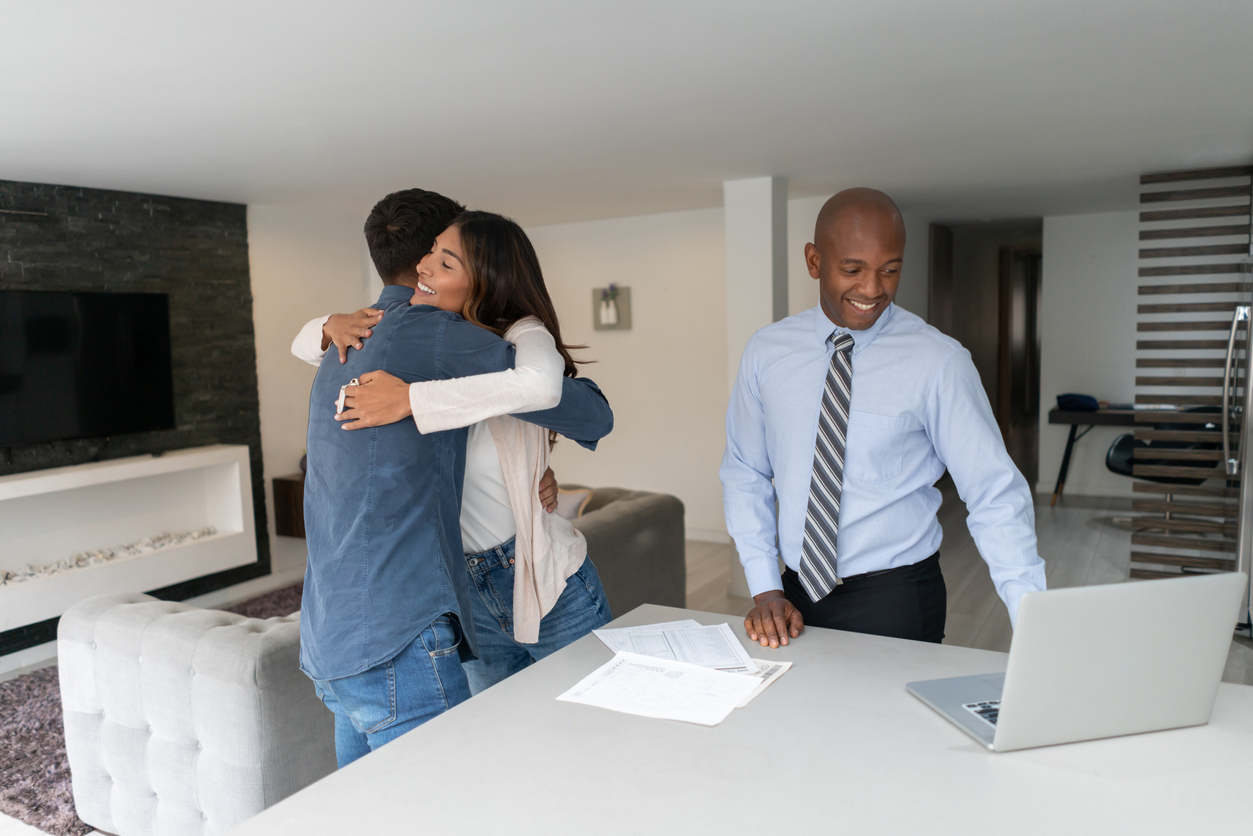 iStock-1325947424 comment l'immobilier a changé l'agent immobilier avec un couple heureux.jpg