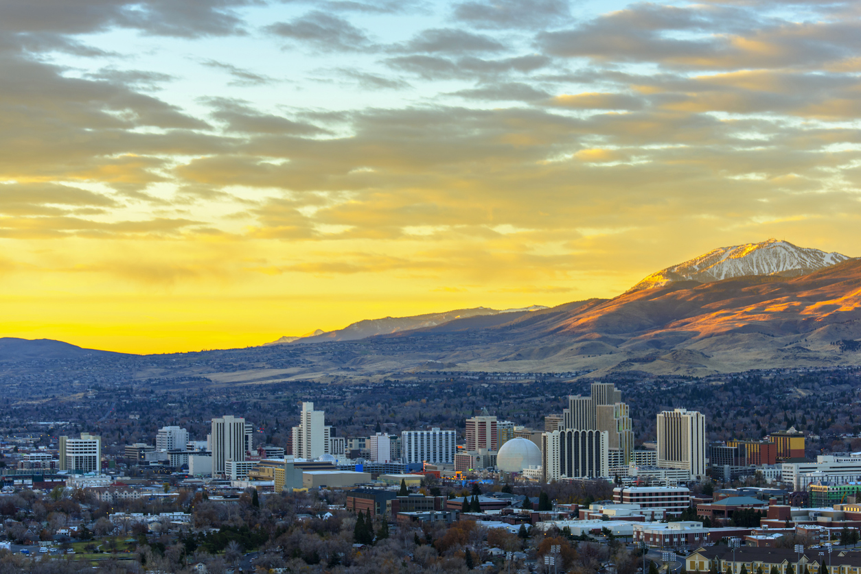 vue aérienne de Reno Nevada gratte-ciels coucher de soleil montagnes