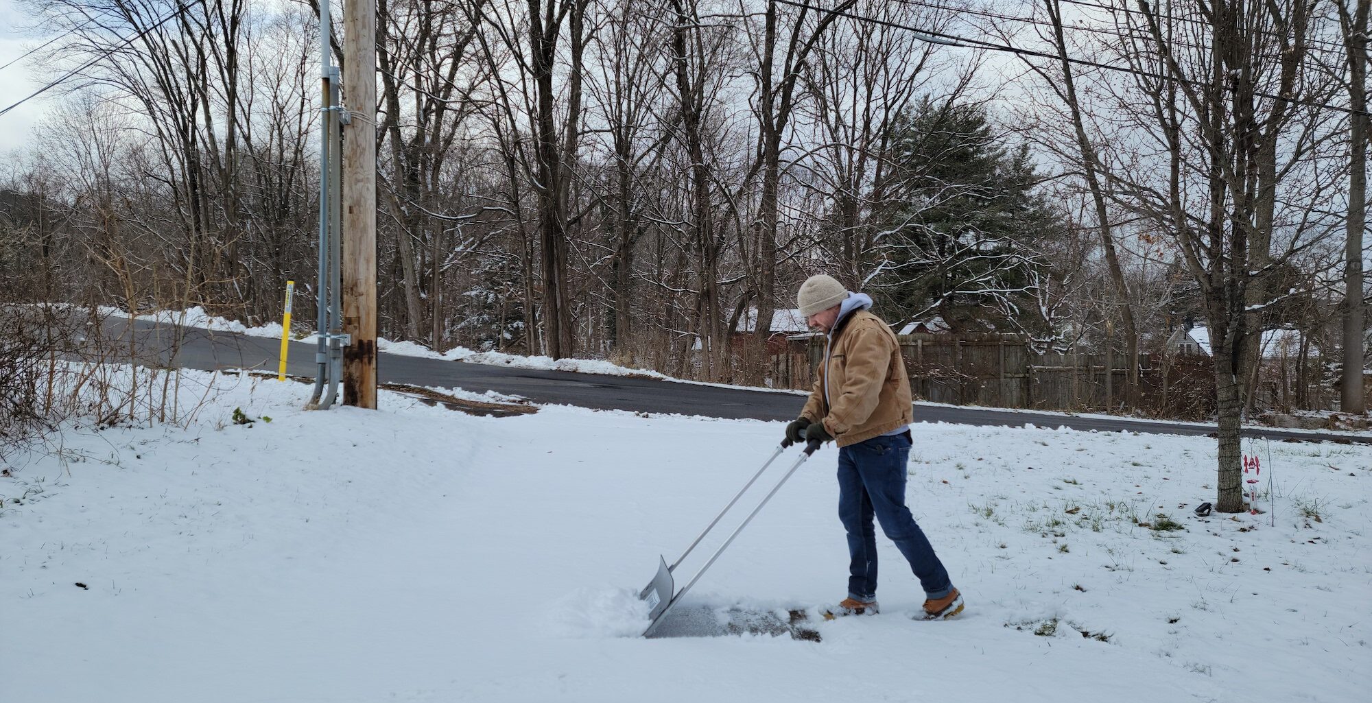 Une personne utilisant la meilleure pelle à neige pour dégager un chemin dans la neige.