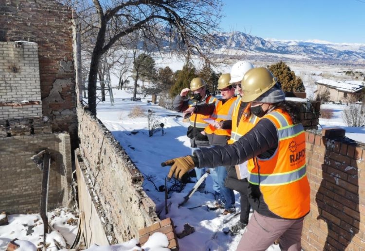 Les catastrophes naturelles modifient les codes de construction locaux - les travailleurs évaluent les maisons