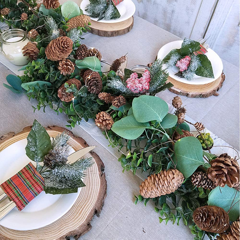 Idées de décoration d'hiver en Amazonie : pommes de pin sur la table