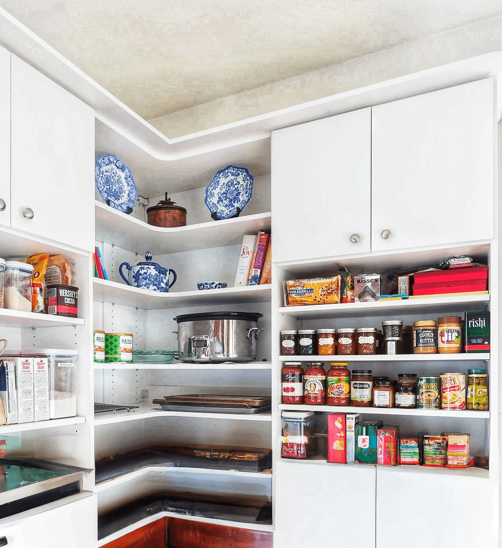 Garde-manger-buanderie-combo-Pantry-Area-Molded-Cabinets-in-corner.