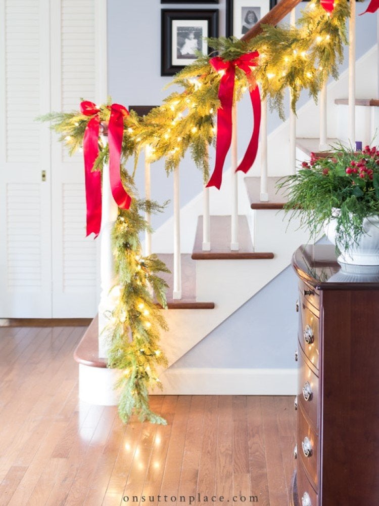 15 Ways to Decorate the Staircase This Holiday Season