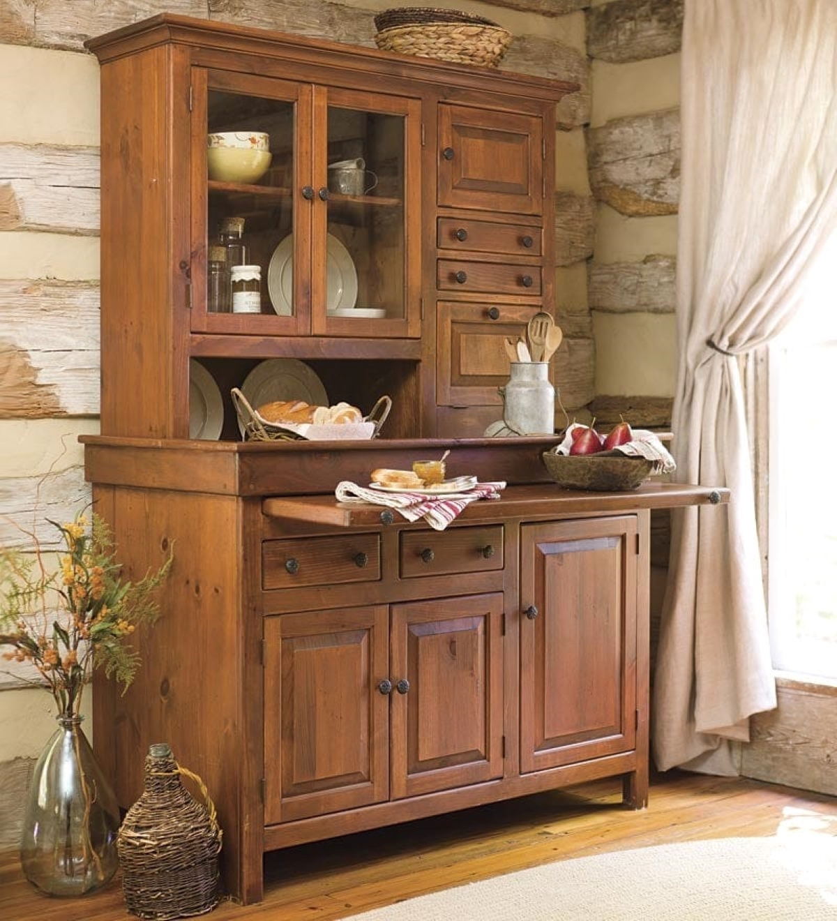 Armoire en bois avec des plats de nourriture sur le comptoir