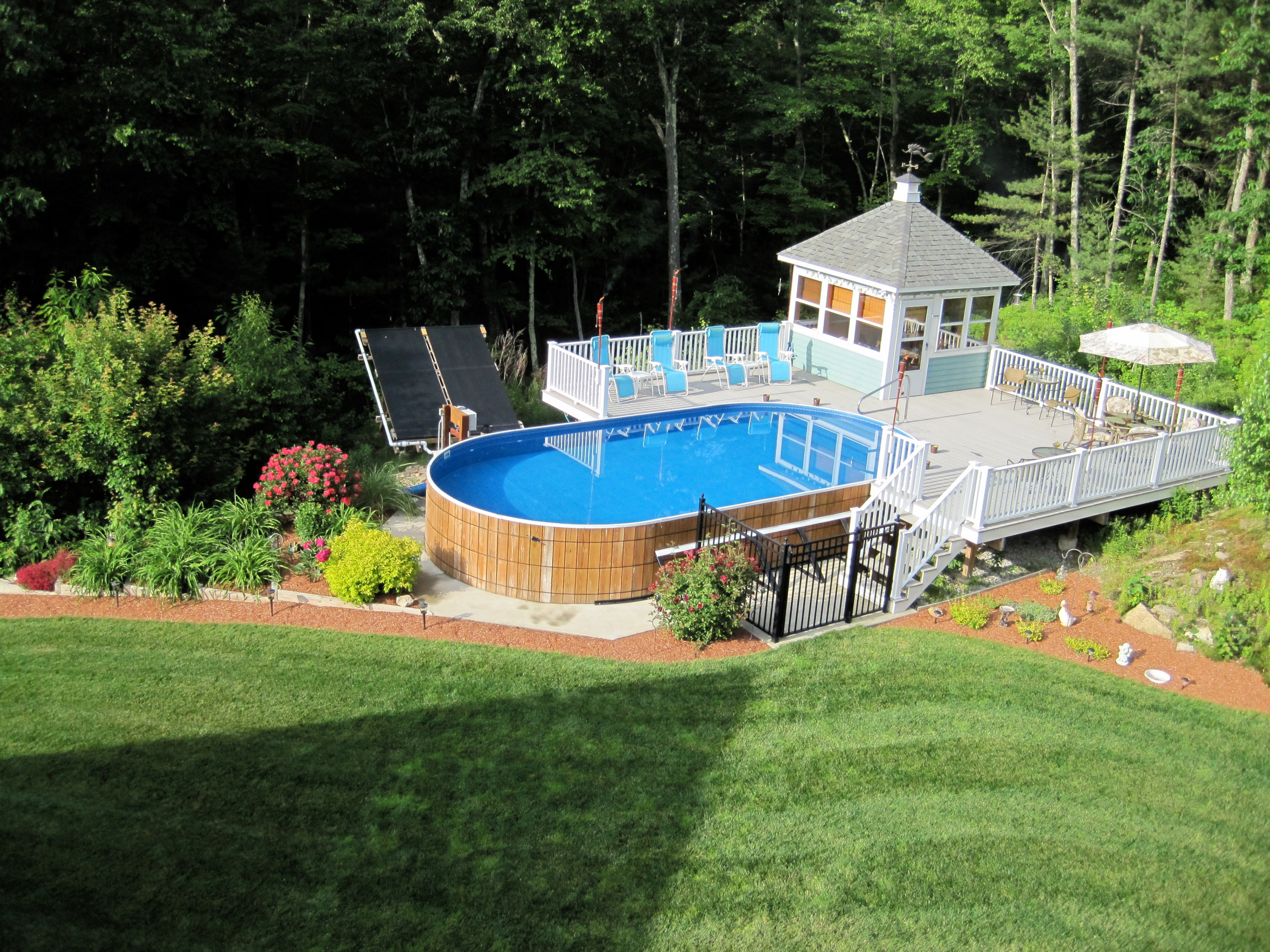 Vue aérienne d'une piscine hors sol avec un pool house