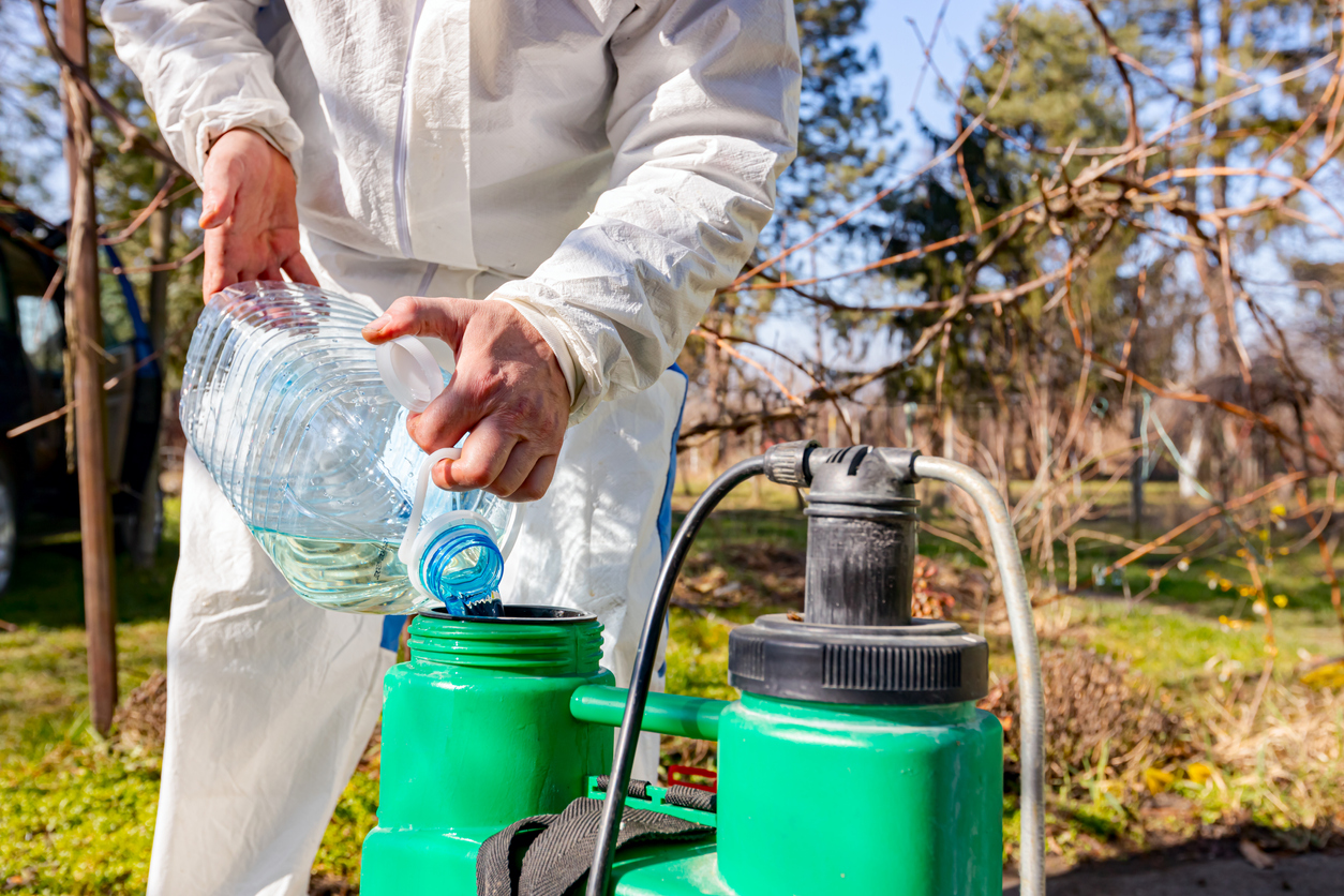 iStock-1441916660 organic gardening tips Gardener is blending substance with water in proper scale