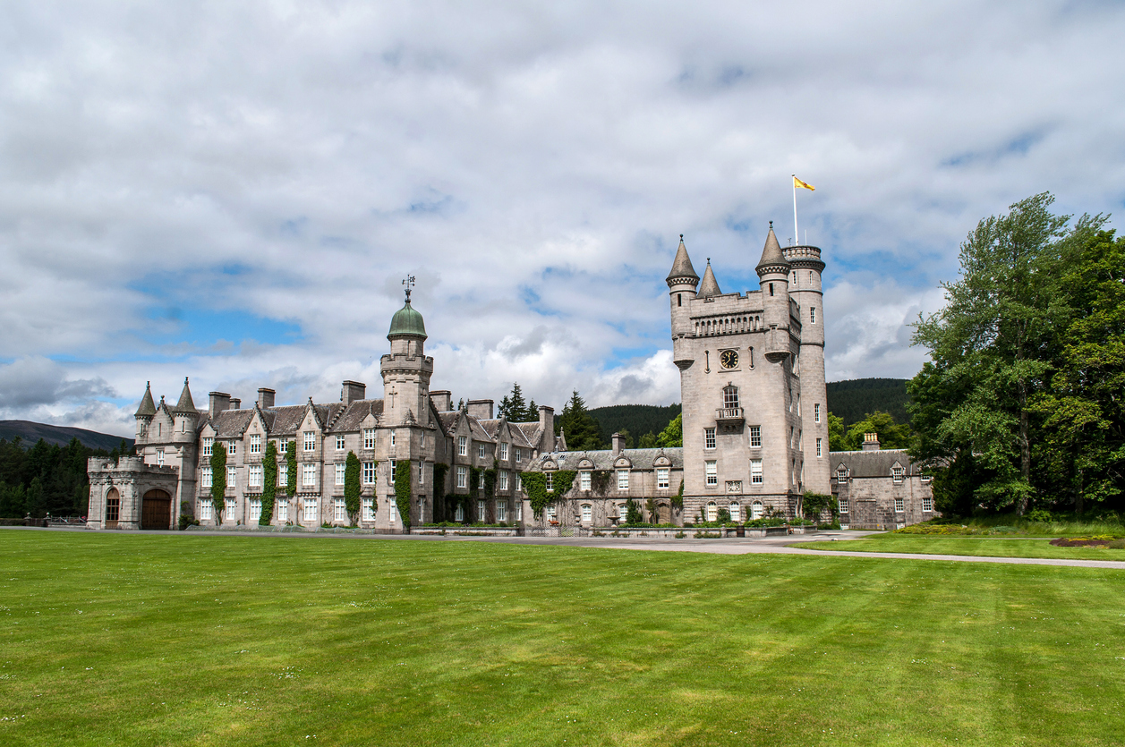 Le château de Balmoral est la résidence d'été de la reine britannique en Écosse. Vieux château en pierre avec plusieurs tours et un grand jardin.