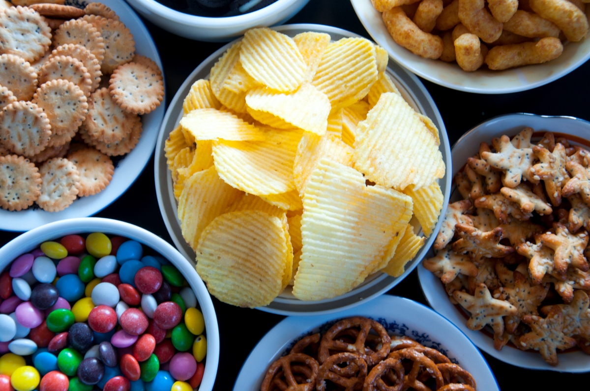 Bol de différents snacks