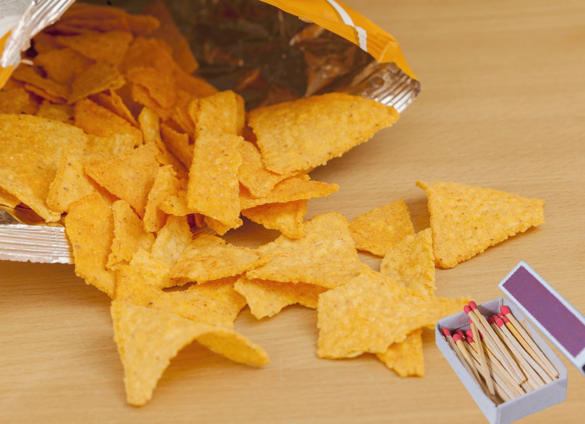 sac de chips torilla et boîte d'allumettes sur la table