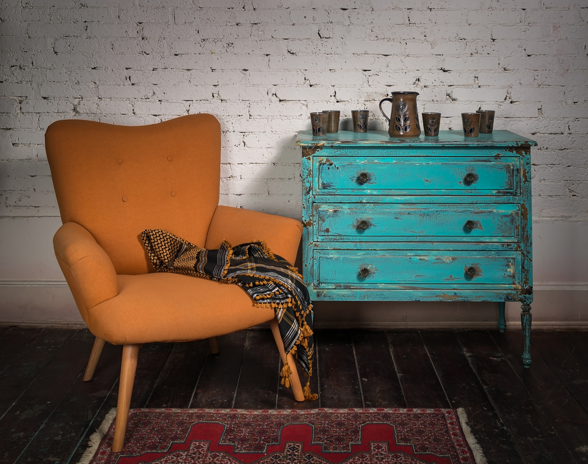 iStock-518729710 alternatives à craigslist Fauteuil orange vintage, armoire bleue et écharpe ornée