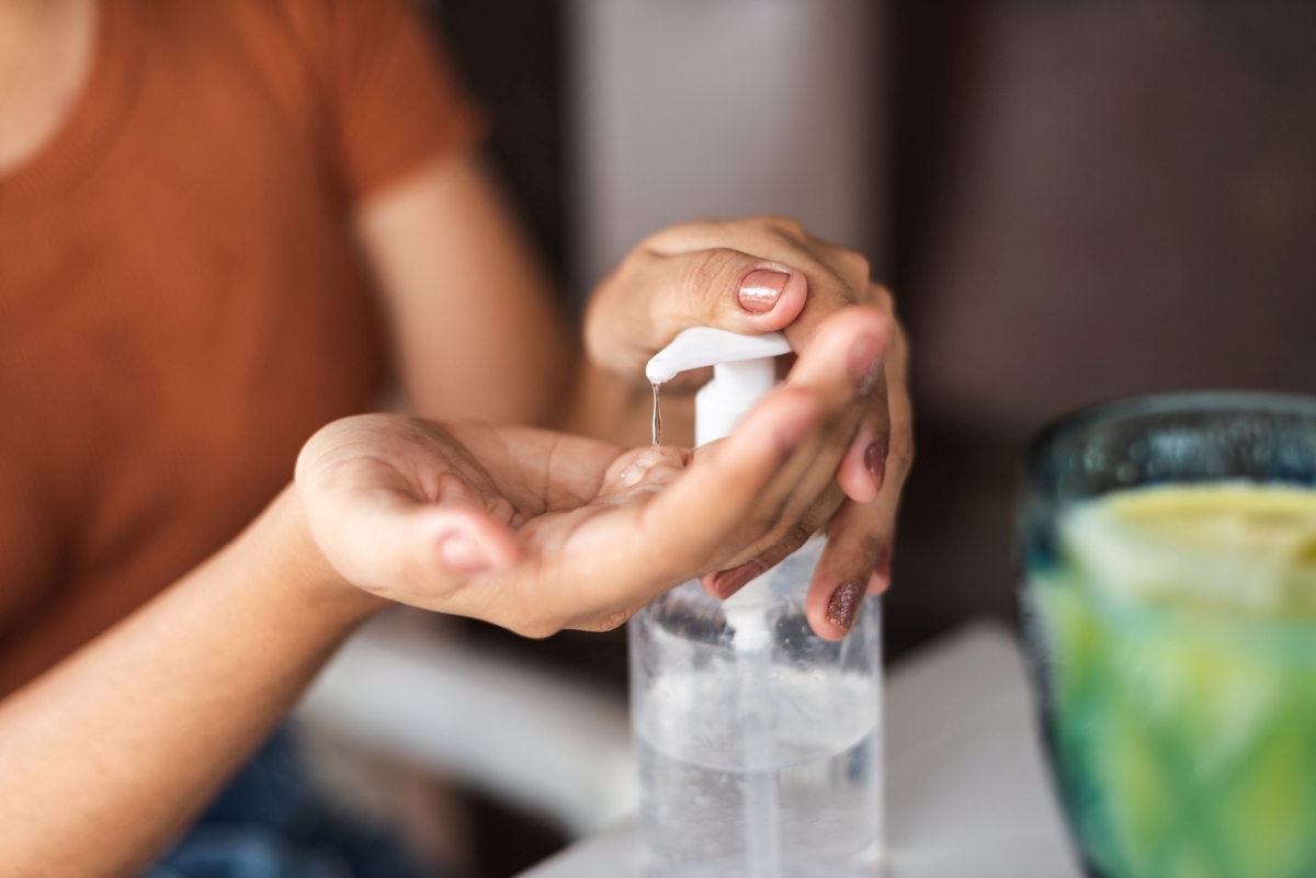 Personne utilisant un désinfectant pour les mains