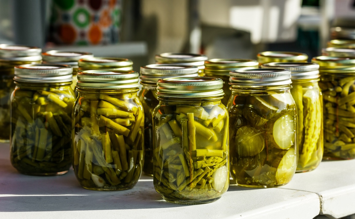 Pots de haricots verts.