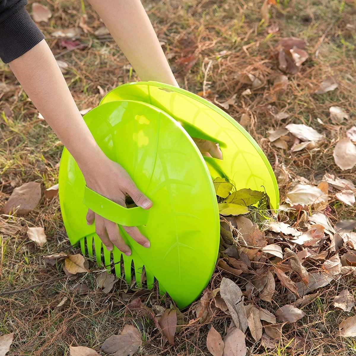 Personne utilisant des pelles à feuilles