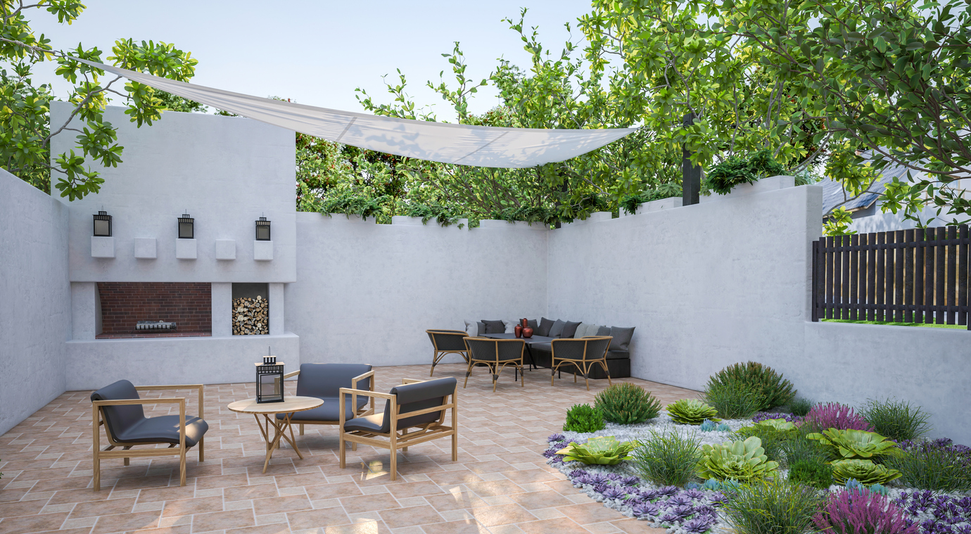 Un jardin avec un sol en terrasse, des murs en stuc et des plantes tolérantes à la sécheresse.