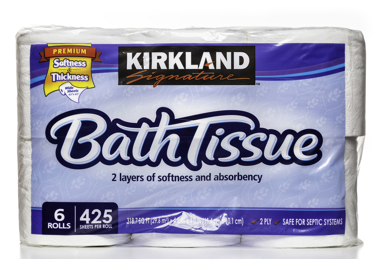 Miami, États-Unis - 23 mars 2014 : Paquet de 6 rouleaux de papier hygiénique Kirkland Signature. La marque Kirkland Signature appartient à Costco Wholesale Corporation.