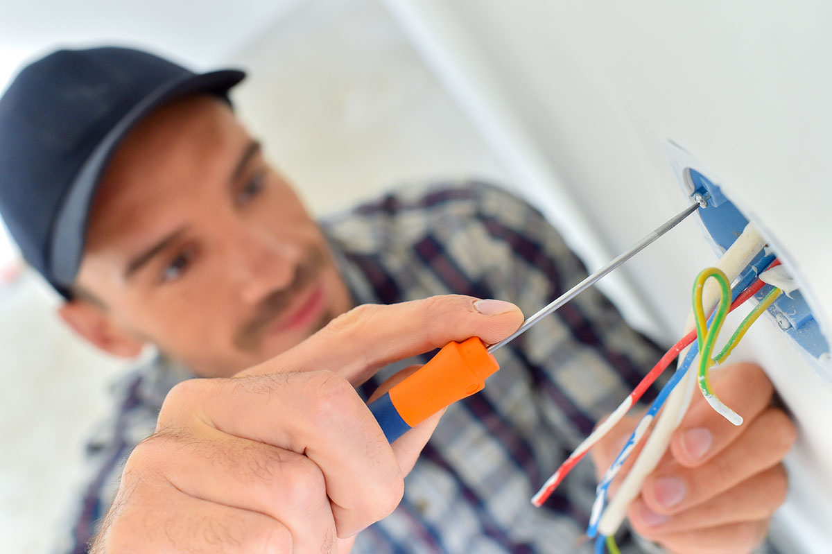 Odeur de poisson dans la maison : vous avez besoin d'un électricien expérimenté