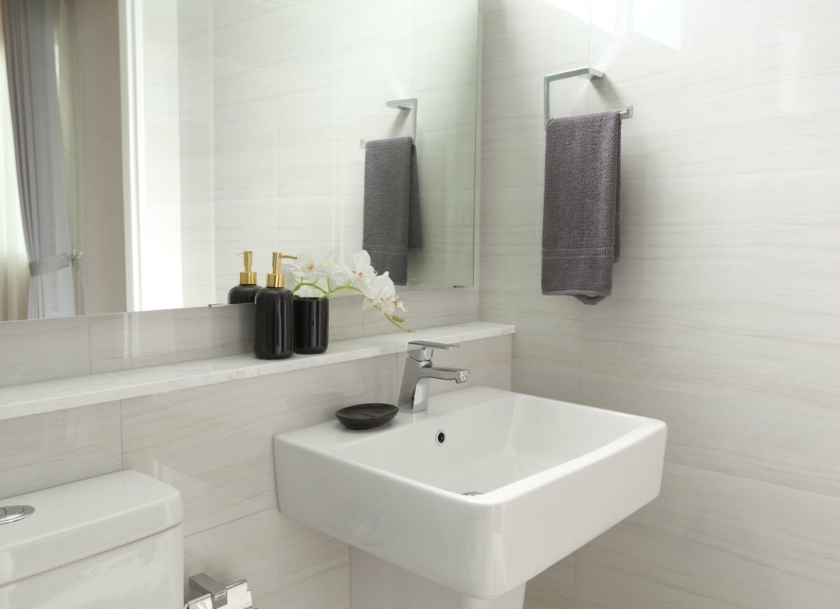 8 Tips for Remodeling a Tiny Bathroom