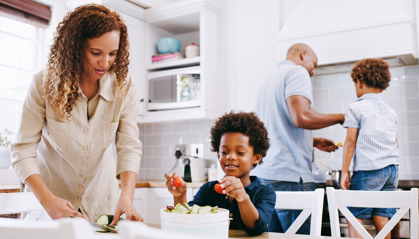 Cuisine, cuisine et famille noire parents avec enfants préparent des ingrédients alimentaires, des fournitures ou des consommables pour le dîner, le déjeuner ou le brunch. Salade de fruits, bien-être santé et nutritionniste maman aide à préparer le repas.