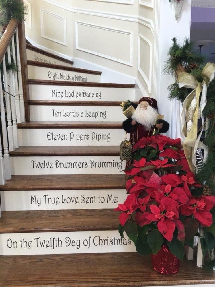 15 Ways to Decorate the Staircase This Holiday Season