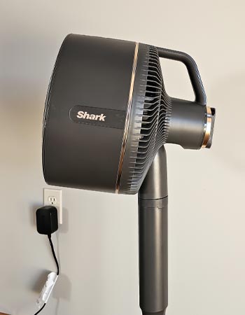 Le ventilateur Shark FlexBreeze avec InstaCool branché sur un mur pendant les tests.