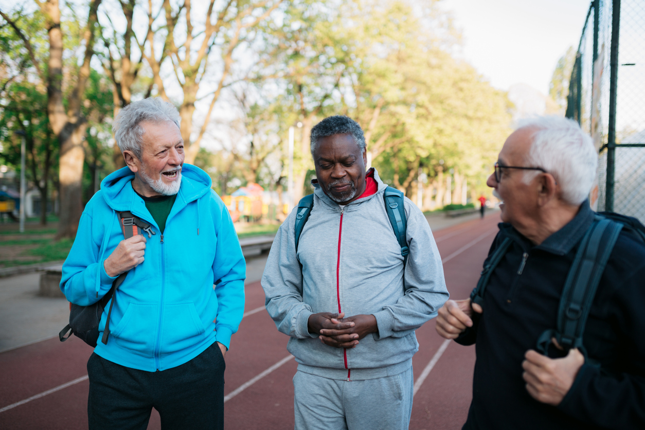 iStock-1452781205 communauté planifiée Un groupe de personnes âgées en bonne santé arrivant sur le terrain d'exercice