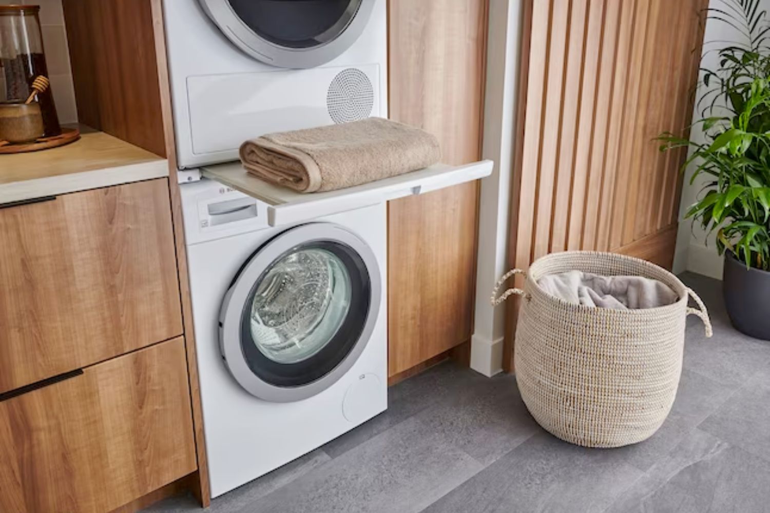 Le meilleur sèche-linge à pompe à chaleur installé dans un mur d'armoires d'un espace de vie moderne.