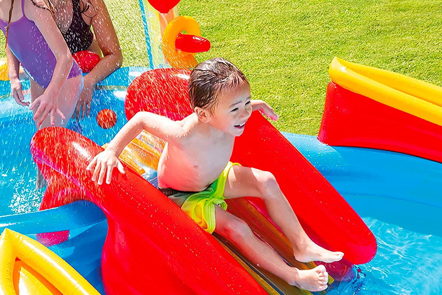 Un jeune garçon descend un toboggan sur la meilleure option de piscine hors sol