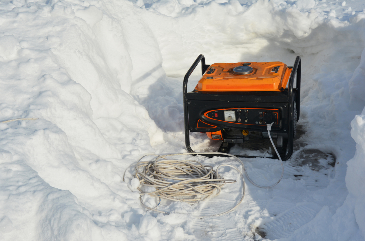 Un générateur portatif, un générateur de secours en cas de neige après un hiver rigoureux, un blizzard ou une tempête de neige. Utilisation d'un générateur mobile pour fournir de l'électricité après une période de neige.