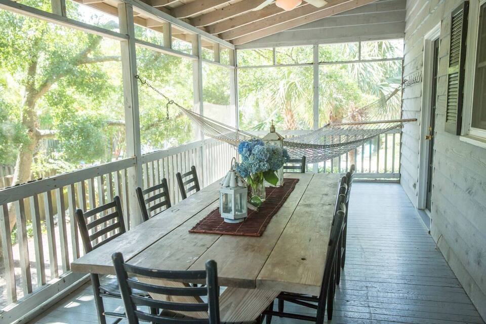 12 Seductively Serene Screened Porch Ideas