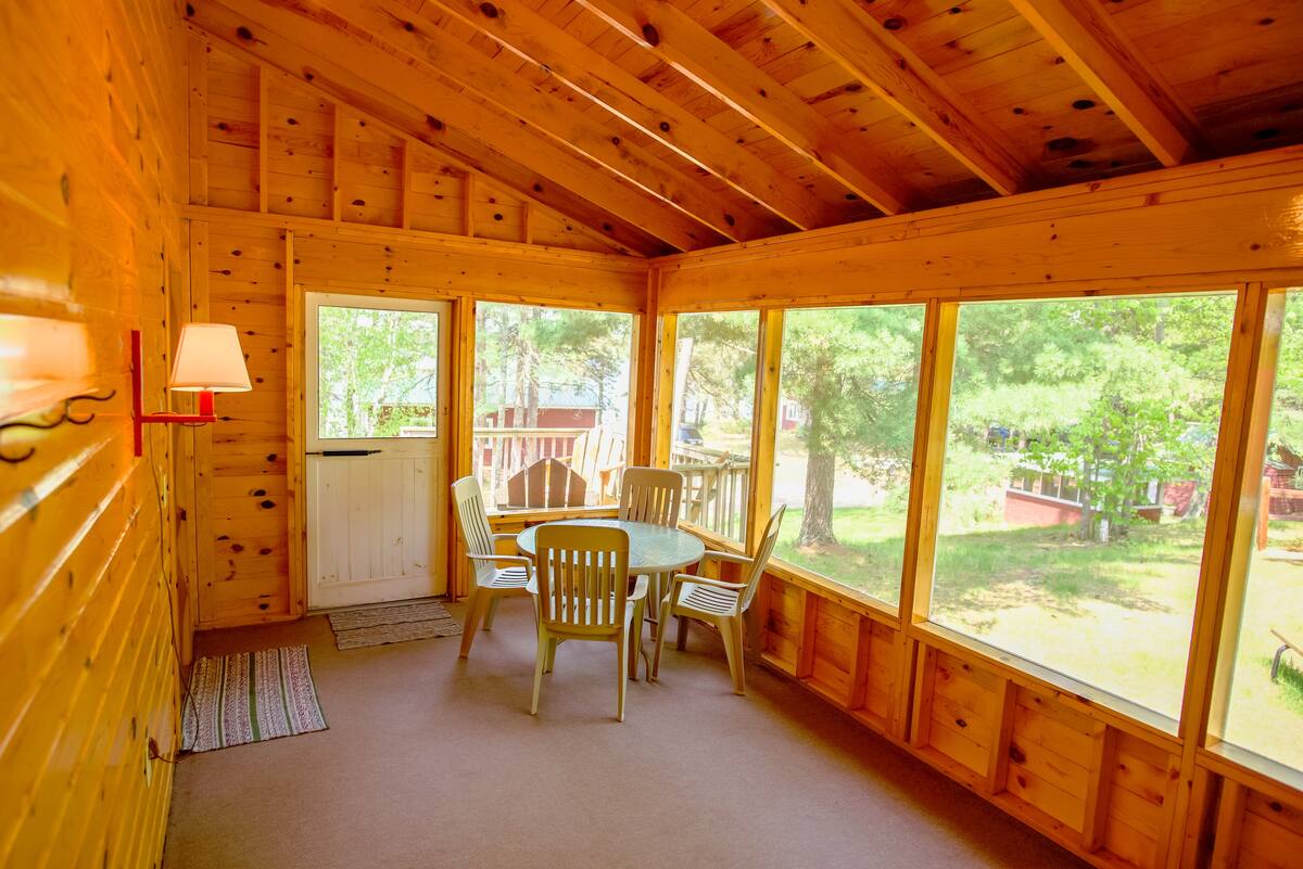 12 Seductively Serene Screened Porch Ideas