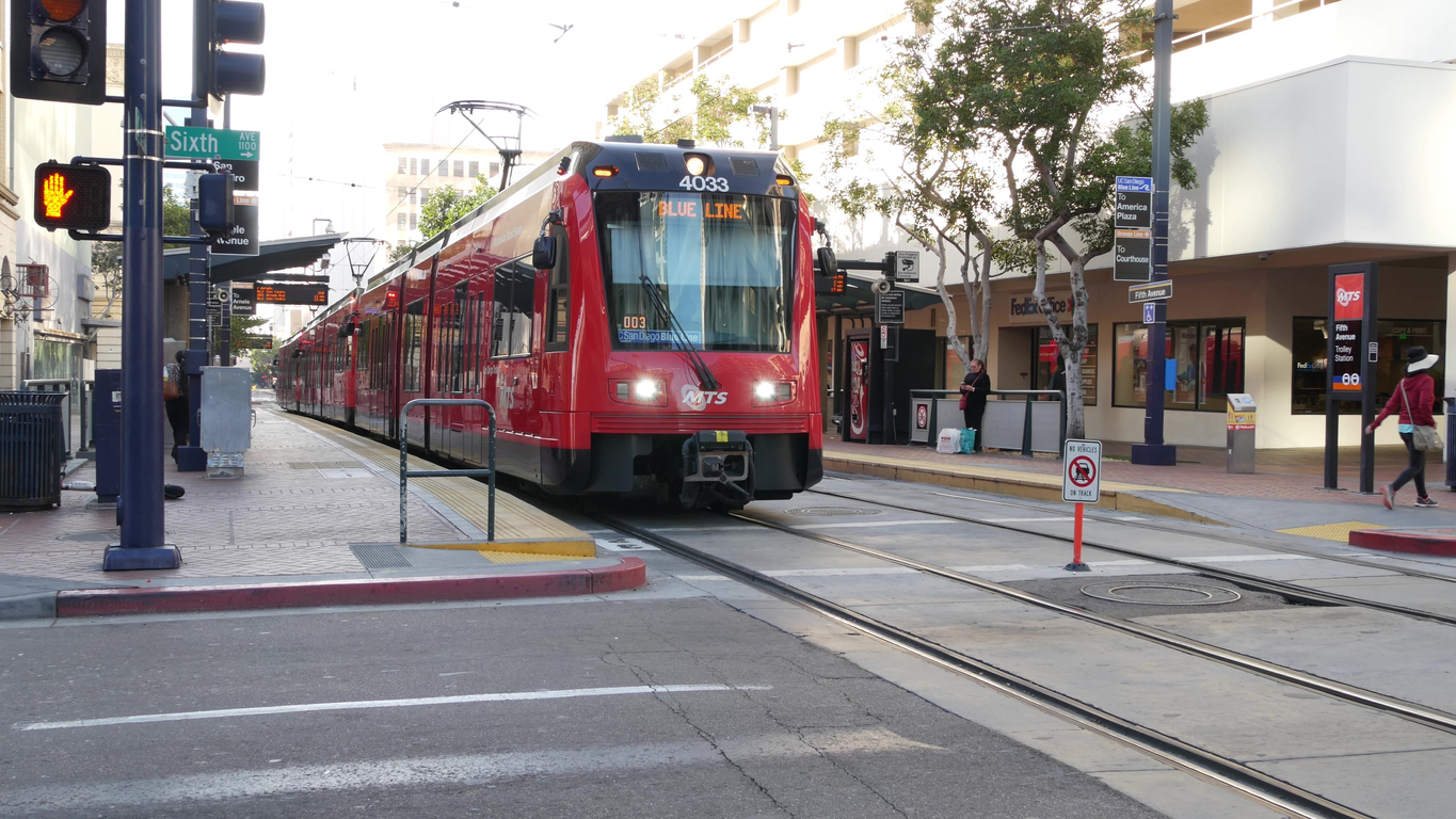 Un chariot sur la ligne de tramway électrique dans le quartier Gaslamp de San Diego.