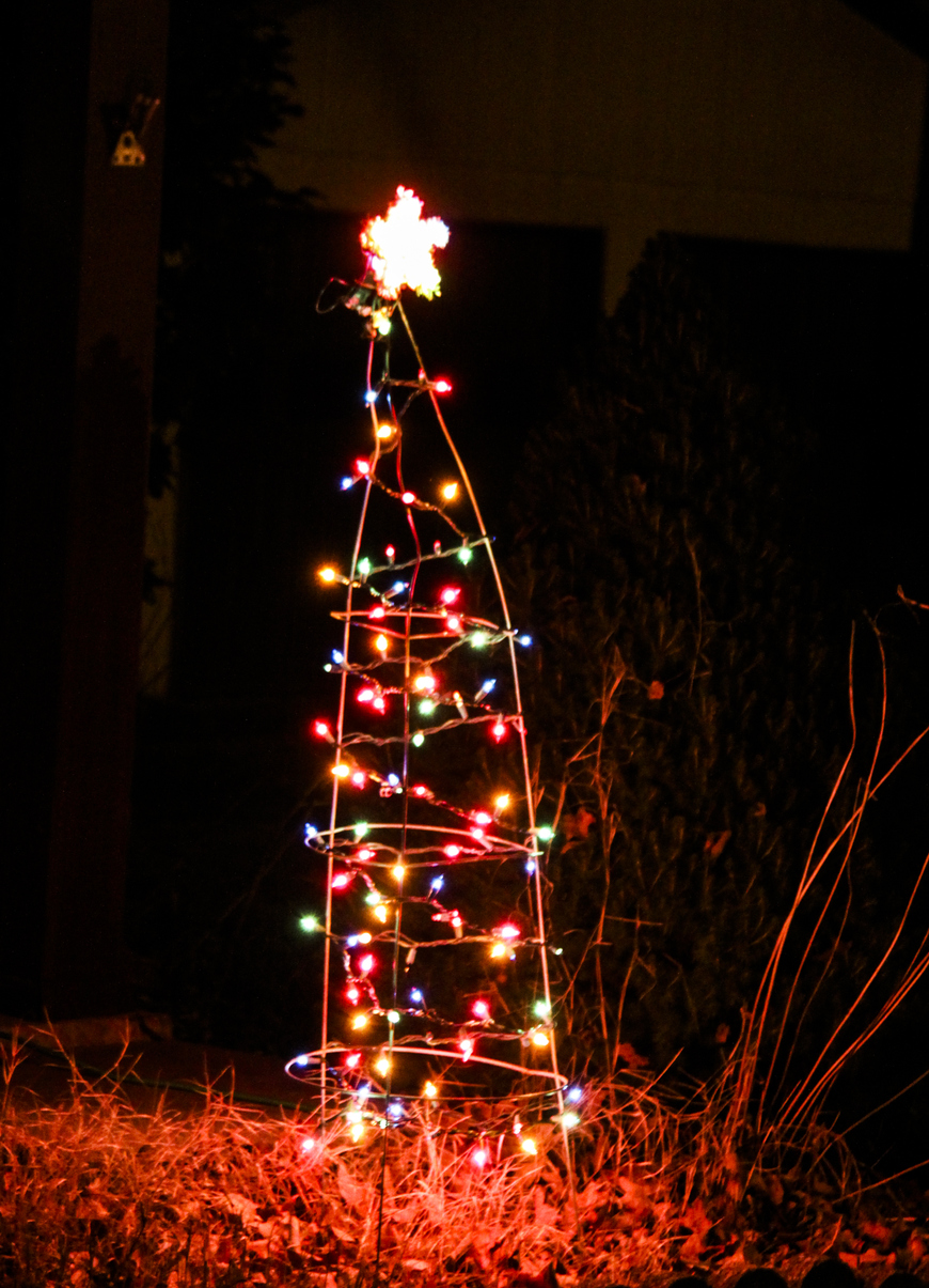 iStock-459134701 alternative christmast trees tomato cage tree