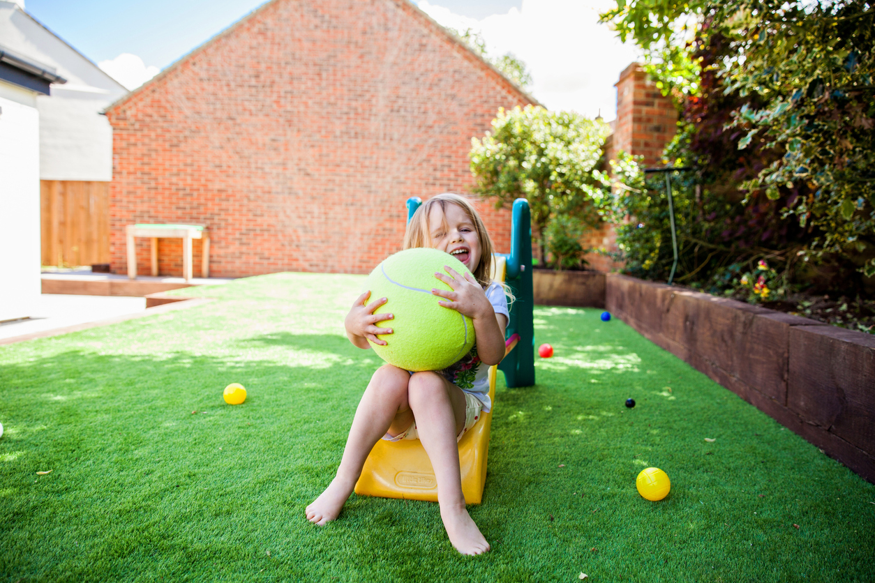 Le sol surprend l'herbe verte