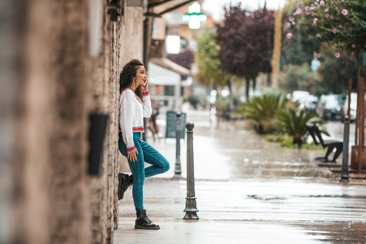 Fille appuyée sur un mur en béton