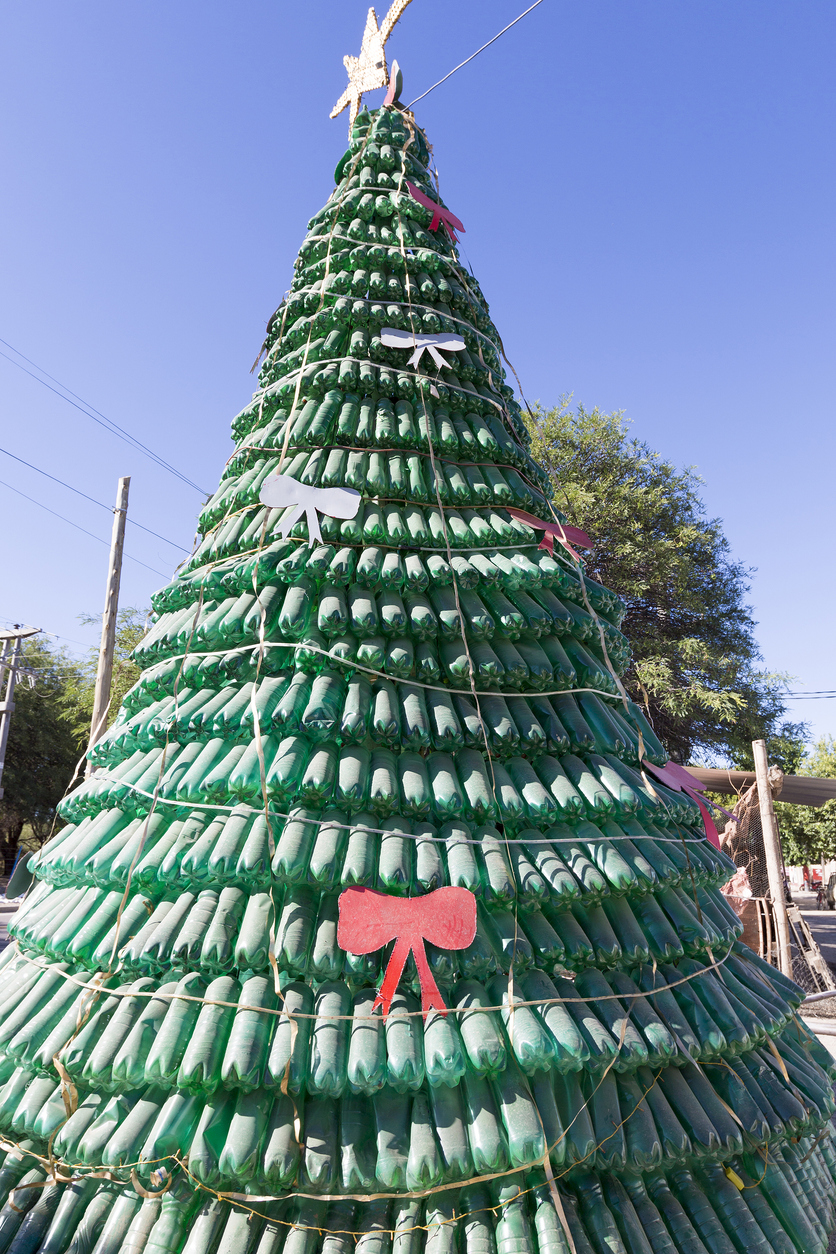 iStock-494671772 alternatives à l'arbre de Noël arbre à bouteilles