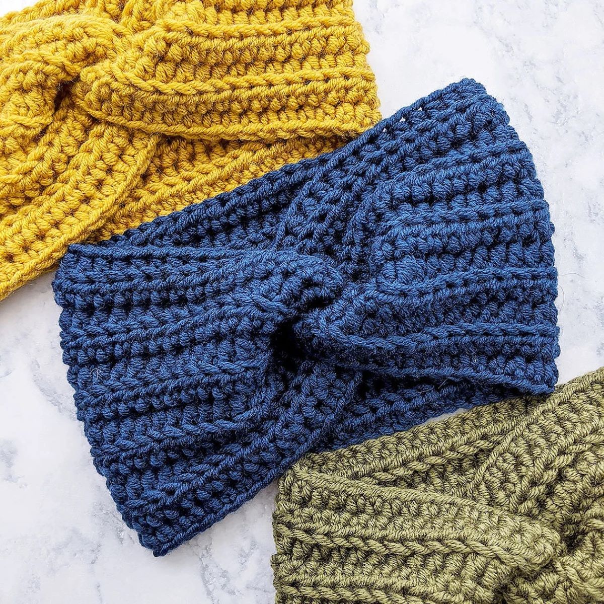 modèles de crochet pour débutants - cache-oreilles bleu au crochet