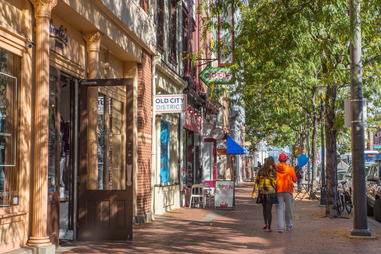 street in old city of philadelphia