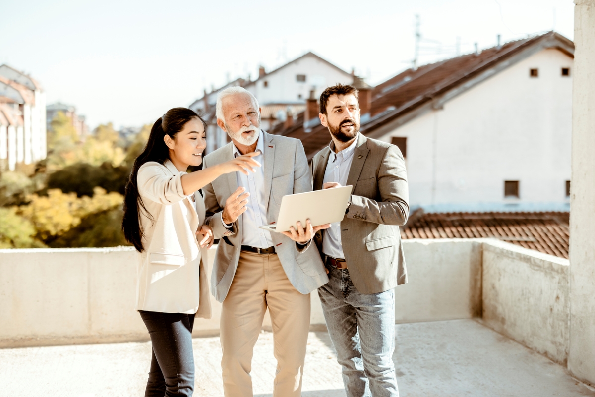 Rencontre d'un couple mixte avec un agent immobilier plus âgé