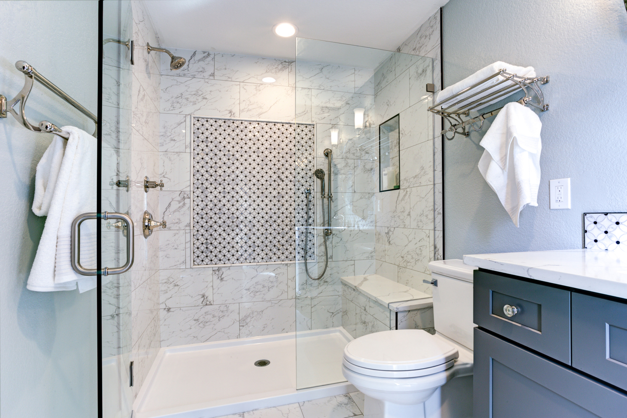 salle de bain bleue avec douche debout avec banc