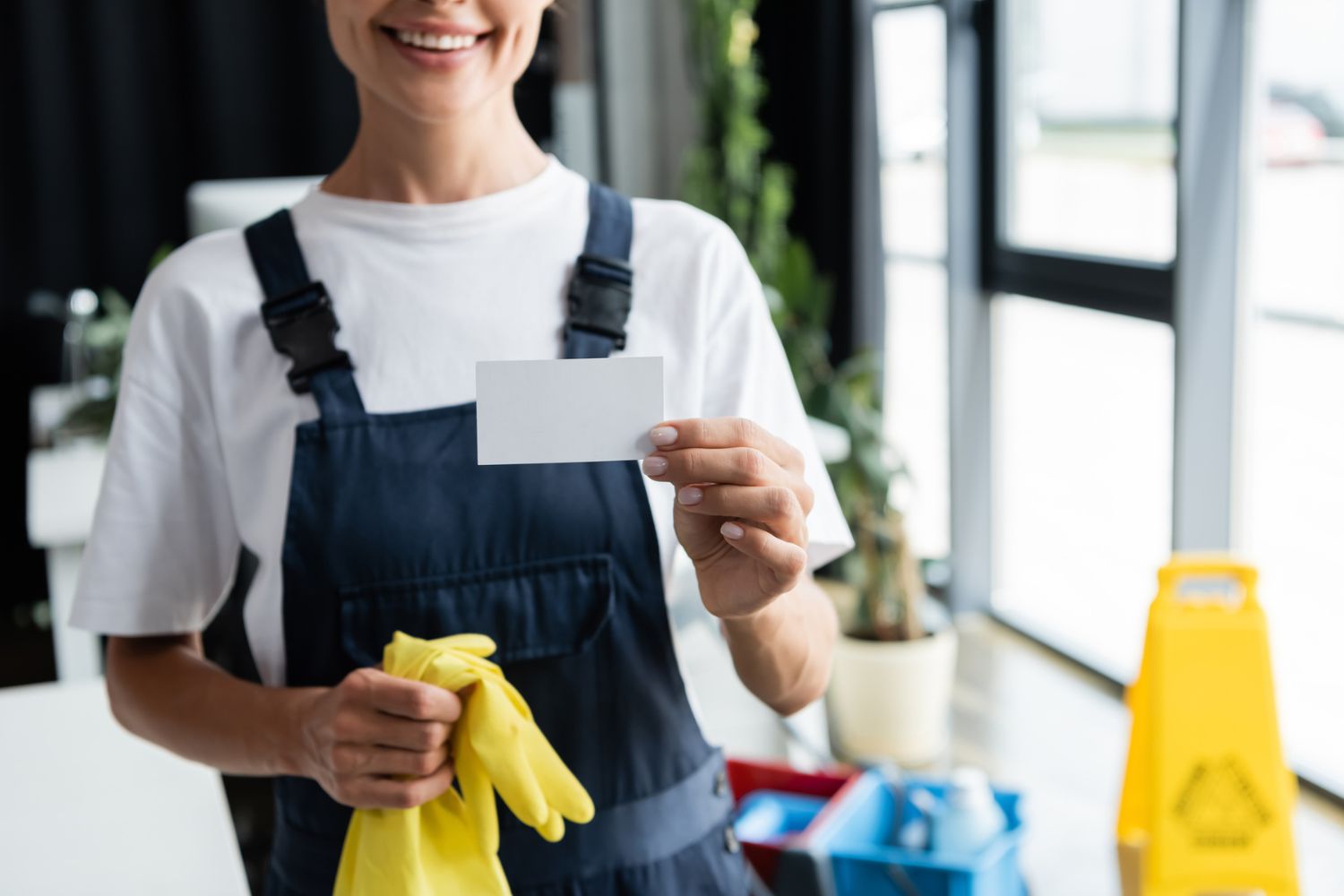 Comment obtenir des clients pour une entreprise de nettoyage : Nettoyeur de vitres professionnel présentant ses services de nettoyage sur une carte de visite