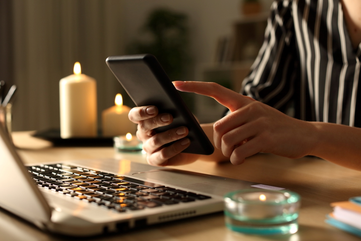 Une femme compose un numéro de téléphone dans le noir