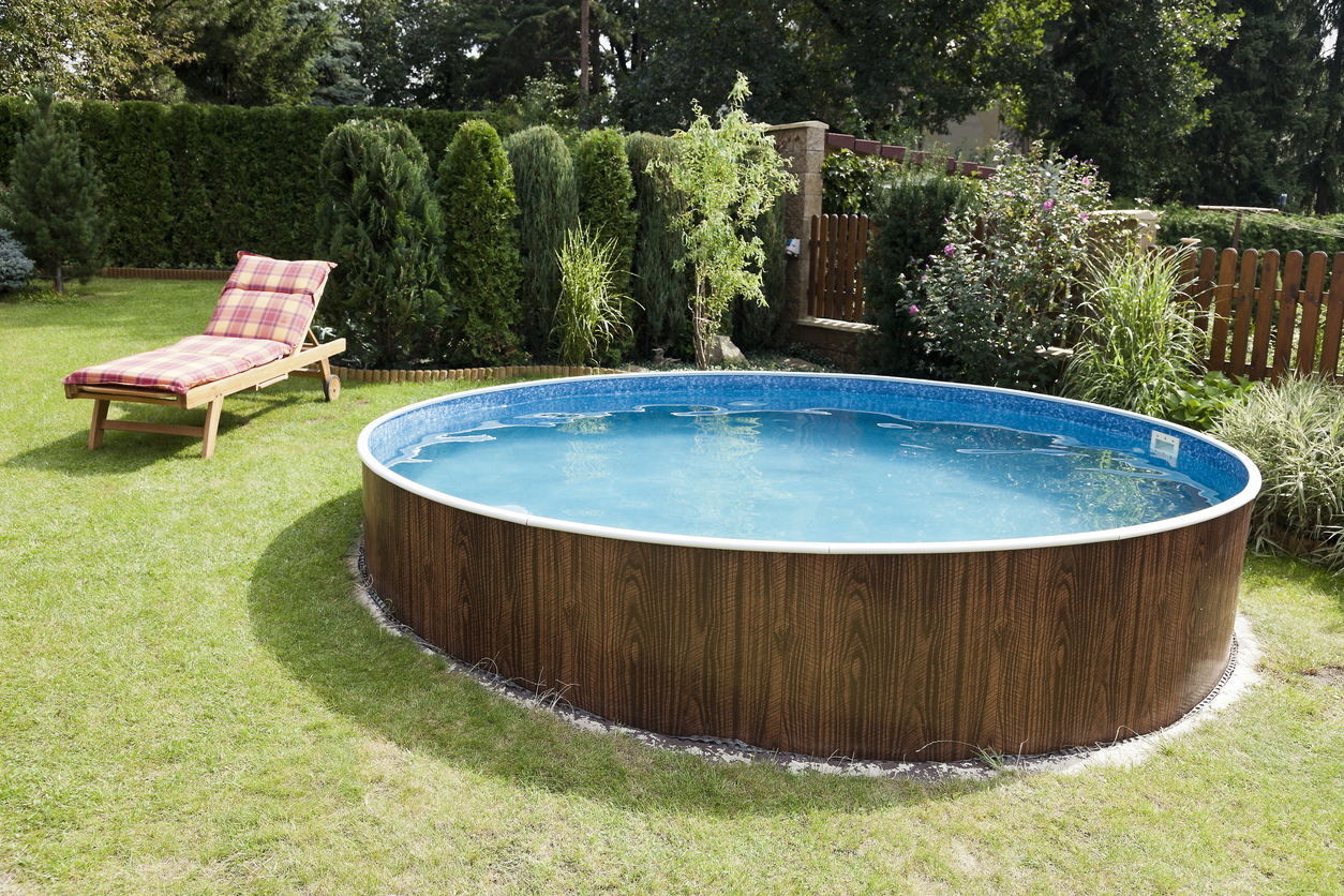 La piscine avec la chaise longue