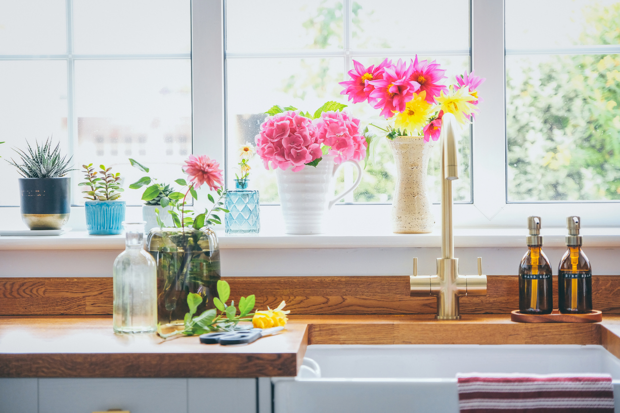 iStock-1420776083 jardin de fleurs coupées bouquets de fleurs d'été à la fenêtre.jpg