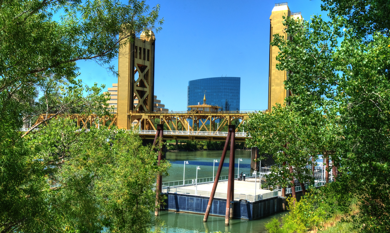 Des arbres, un pont sur l'eau à Sacramento.