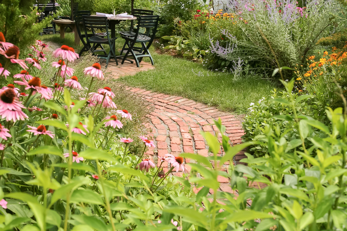 vieux chemin de jardin en briques