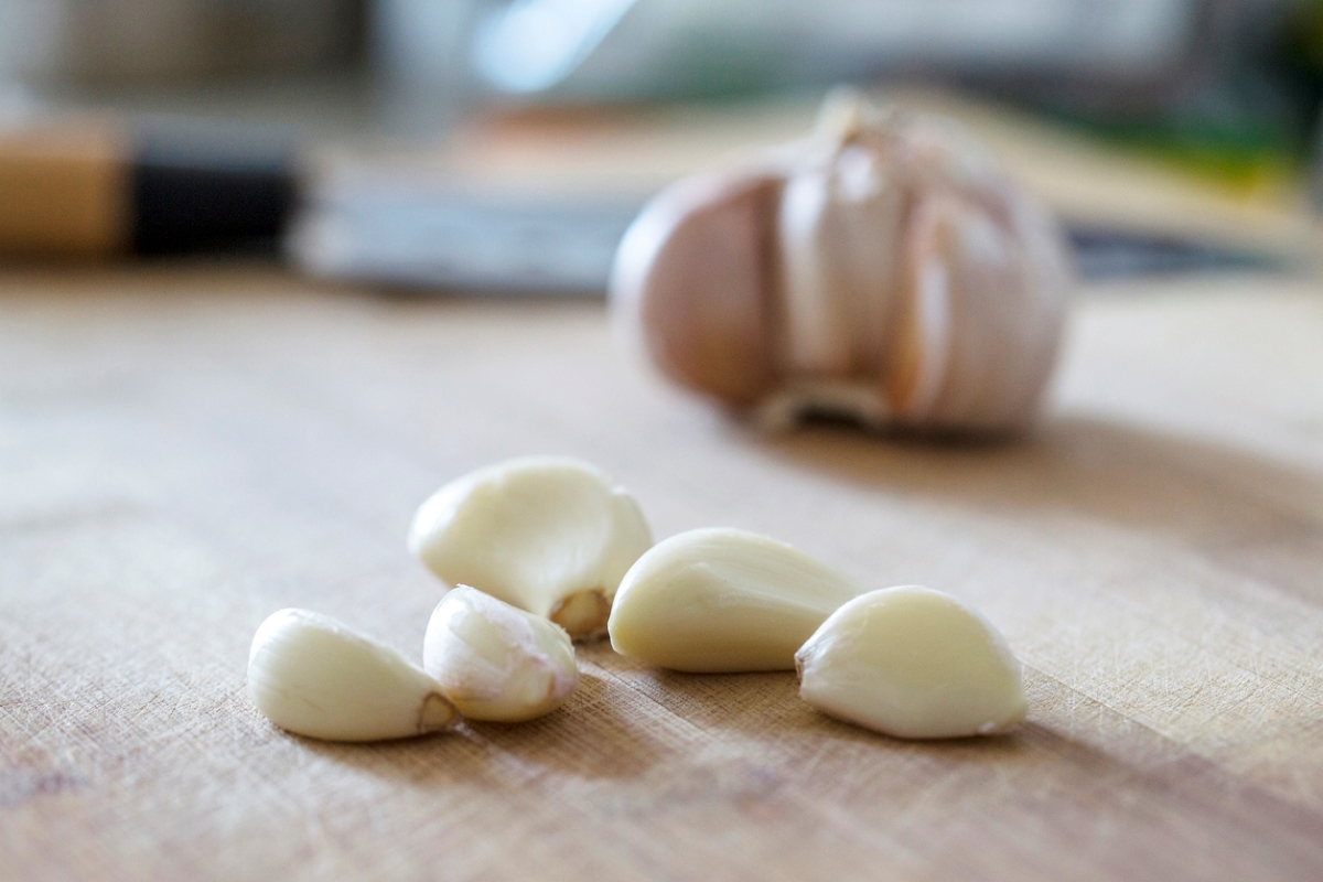 Ail épluché sur la table